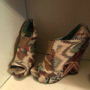 BAMBOO -Aztec print multi color wedges